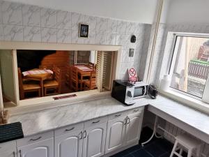 アズガにあるCasa Rustic Azugaの電子レンジが置かれたカウンターのあるキッチン