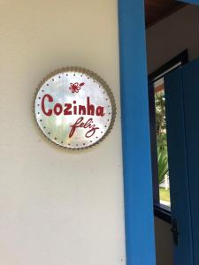 ein Schild für ein Restaurant an der Seite eines Gebäudes in der Unterkunft Vila Glaura in Glaura