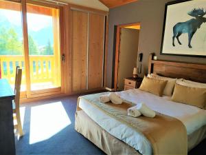 um quarto com uma cama grande com toalhas em Hôtel Aalborg em Les Deux Alpes mais 73 fotografias
