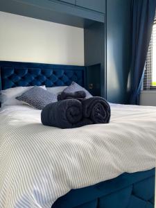 Una cama con dos toallas encima. en Sperrin View en Omagh