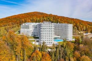 Bazén v ubytovaní Crystal Mountain Hotel Wisła alebo v jeho blízkosti