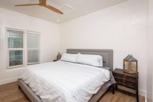 Łóżko lub łóżka w pokoju w obiekcie The cottage at Scottsdale bungalows