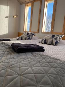 2 camas en un dormitorio con 2 ventanas en Hótel Skálholt, en Skálholt