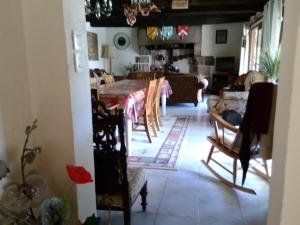 ein Wohnzimmer mit Tisch und Stühlen in der Unterkunft Four chimneys in Treffrin