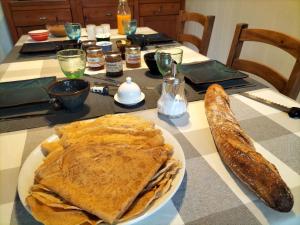 un tavolo con un piatto di cibo su un tavolo di Le relais de Roscarven a Gouesnou