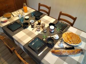 une table avec un tissu de table et une tarte dans l'établissement Le relais de Roscarven, à Gouesnou