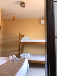 Uma ou mais camas em beliche em um quarto em Parnaíba Hostel