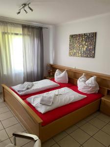 two beds in a hotel room with white towels at Gaststätte Pütz in Siegen