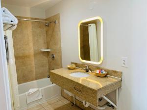 Kylpyhuone majoituspaikassa Escondido Inn