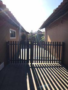 uma cerca preta em frente a uma casa em Casa com piscina para família em Florianópolis