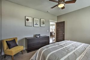 ベンドにあるBend Home with Patio and Fire Pits Less Than 3 Mi to Dtwnのベッドルーム1室(ベッド1台、ドレッサー、天井ファン付)