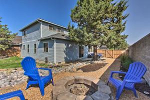 ベンドにあるBend Home with Patio and Fire Pits Less Than 3 Mi to Dtwnの青い椅子3脚と火炉のある庭