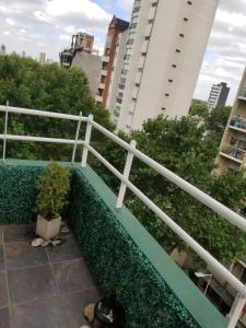 Een balkon of terras bij Departamento moderno con cochera en lomas de Zamora