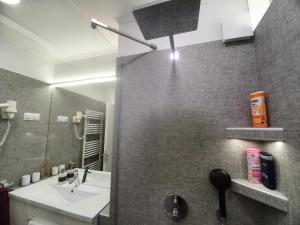 A bathroom at gyorapartman-TOP