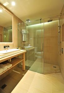 y baño con ducha acristalada y lavamanos. en Crowne Plaza Alice Springs Lasseters, an IHG Hotel, en Alice Springs