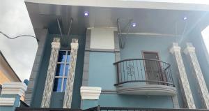 ein Gebäude mit einem Balkon auf der Seite in der Unterkunft Lords&ladies suites in Lagos