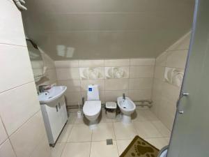 O baie la Будинок в пейзажній місцевості