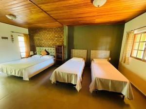 Tempat tidur dalam kamar di Pousada Tarumim