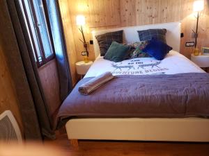 1 dormitorio con 1 cama grande en una habitación en Chalet le 22 Agniéres en Saint-Étienne-en-Dévoluy