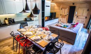 Etiuda Zakopane في زاكوباني: طاولة طعام وكراسي في مطبخ