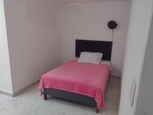 Rúm í herbergi á Hotel Risaralda