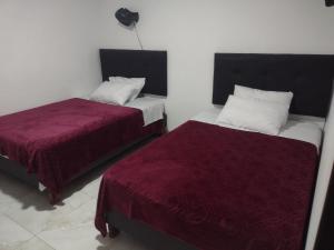 Rúm í herbergi á Hotel Risaralda