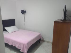 Rúm í herbergi á Hotel Risaralda