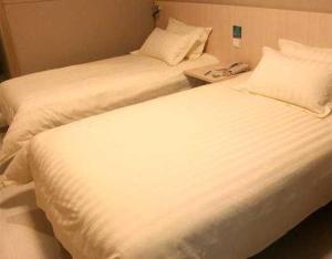 A bed or beds in a room at Jinjiang Inn - Suzhou New District Tayuan Road
