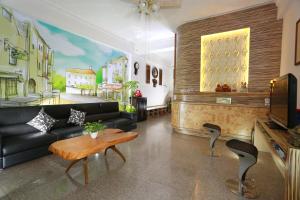 ein Wohnzimmer mit einem Sofa und einem Tisch in der Unterkunft Xiang Heng House in Luodong