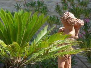 Ein Garten an der Unterkunft Clos de Mont July, architecture XVIIIe au cœur de la nature