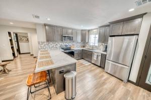 Η κουζίνα ή μικρή κουζίνα στο NEW! Beachy Lake Havasu Getaway