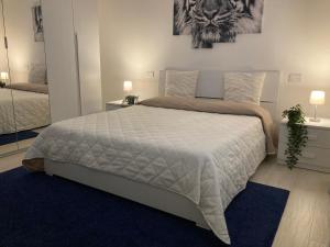 una camera con letto king-size e specchio di SUNSET SUITE a Capoliveri