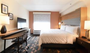 A bed or beds in a room at Holiday Inn Fredericksburg - Conference Center, an IHG Hotel
