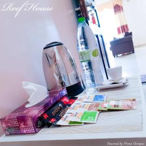 Příslušenství pro přípravu čaje a kávy v ubytování Reef Guest House
