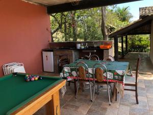 comedor con mesa de billar y parrilla en Chácara Belo Horizonte en Mairinque