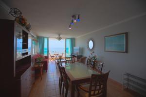 eine Küche und ein Esszimmer mit einem Tisch und Stühlen in der Unterkunft Oceanview Lighthouse Villa in Maunabo