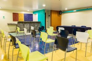 Los Mirtos suite & Hotel tesisinde bir restoran veya yemek mekanı