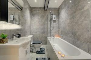 Vannituba majutusasutuses New Duston 4-BR House, En-suite, Garden, Parking