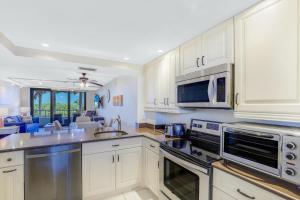 Kuchyň nebo kuchyňský kout v ubytování Splendid beachfront condo with heated pool and tennis