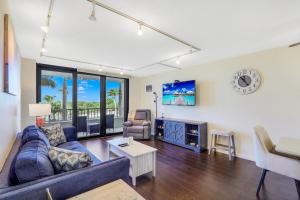 TV a/nebo společenská místnost v ubytování Splendid beachfront condo with heated pool and tennis