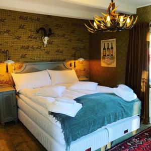- une chambre avec un lit blanc et une couverture bleue dans l'établissement Två Små Svin BnB, à Trosa