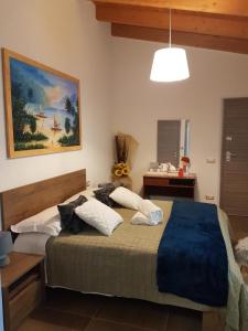 ドッソブオノにあるMazzi House Gardenのベッドルーム1室(大型ベッド1台、青い毛布付)