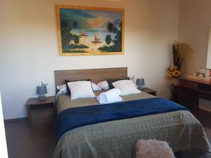 A bed or beds in a room at Mazzi House Garden