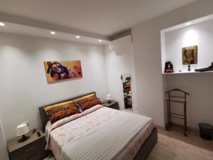 ein Schlafzimmer mit einem großen Bett in einem Zimmer in der Unterkunft Residenza Le Torri in Tirano