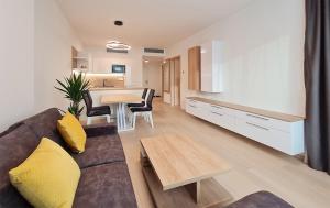 ein Wohnzimmer mit einem Sofa und einem Tisch in der Unterkunft New modern 2 bedrooms apartment in Bratislava in Bratislava