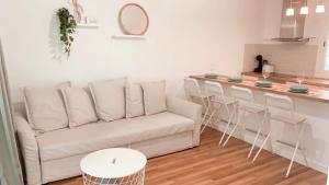 salon z kanapą i barem w obiekcie Luxury Casa Maribel Puerto Del Carmen w Puerto del Carmen