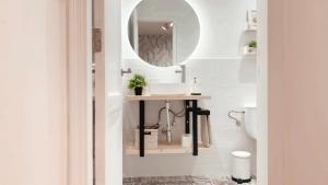 łazienka z umywalką i lustrem w obiekcie Luxury Casa Maribel Puerto Del Carmen w Puerto del Carmen