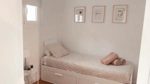 een kleine slaapkamer met een bed en een raam bij Luxury Casa Maribel Puerto Del Carmen in Puerto del Carmen