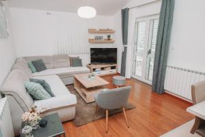 uma sala de estar com um sofá e uma lareira em House for vacation Runac em Imotski