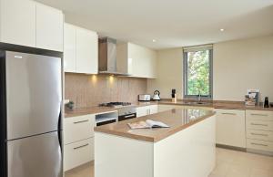 Una cocina o zona de cocina en Warrawee Premium 2 Bed Apartment w Large Balcony and Secure Parking